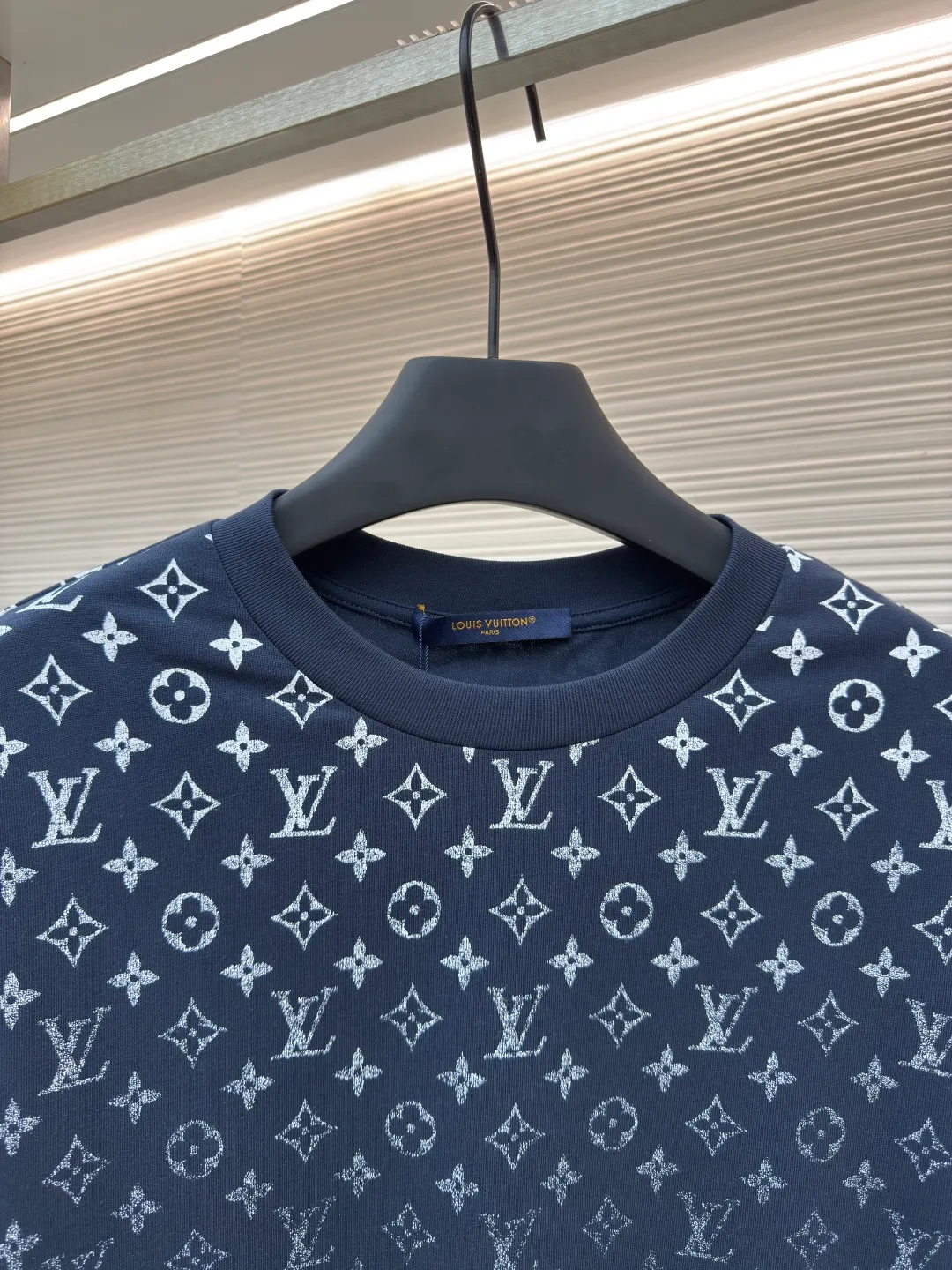 LOUIS VUITTON Gradient presbyopic T-shirt ●Authentic product: purchased and developed by 8450 ●Item number: 1680204-A10 ●Fabric: refined sulfur cotton fabric ●Technology: printing production ●Version: fitted version ●Weight: about 305 grams ●Size: XS-S-M-L ●Description: The fabric is made of 32s double-ply combed cotton compact siro-spun yarn, matched with 1*1 flat knitted cotton thread. The entire garment's front and rear panels, left and right sleeves, are printed with Kornit white ink digital direct injection. The first draft is made based on the Y-plate scanned pattern, and the clarity of the first draft is corrected by hand to ensure that the printed flower pieces have a gradient and orderly visual effect. The overall wiring is straight and delicate, the fabric is comfortable and soft, and the color is consistent without color difference. It can be matched with the same style to create a fashionable look and control various occasions. Customized accessories, complete with three standards, same style for men and women!